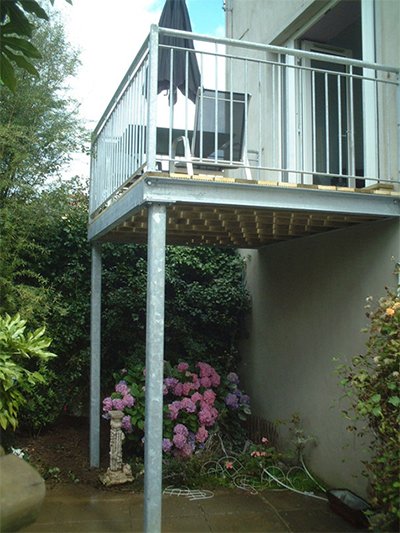 Metal balcony using stainless steel
